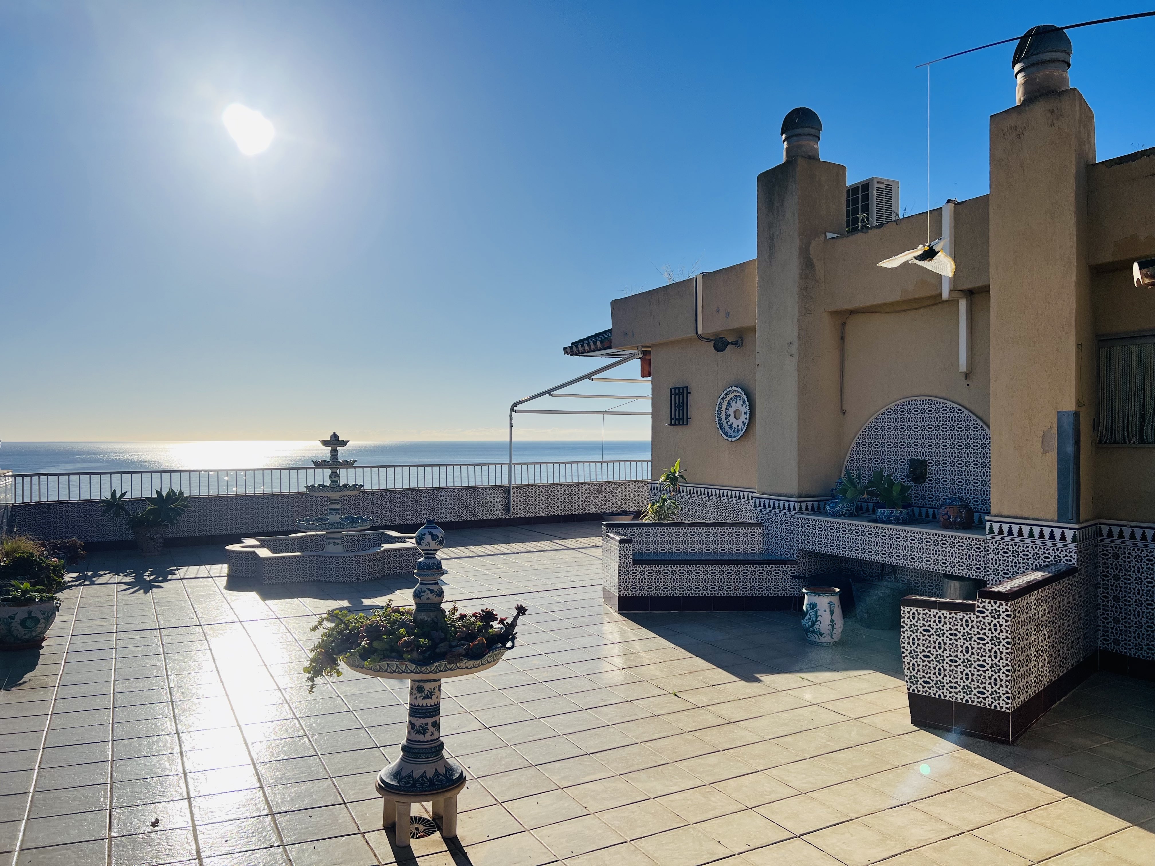 ATICO EN VENTA CON ESPECTACULAR TERRAZA CON VISTAS AL MAR. 