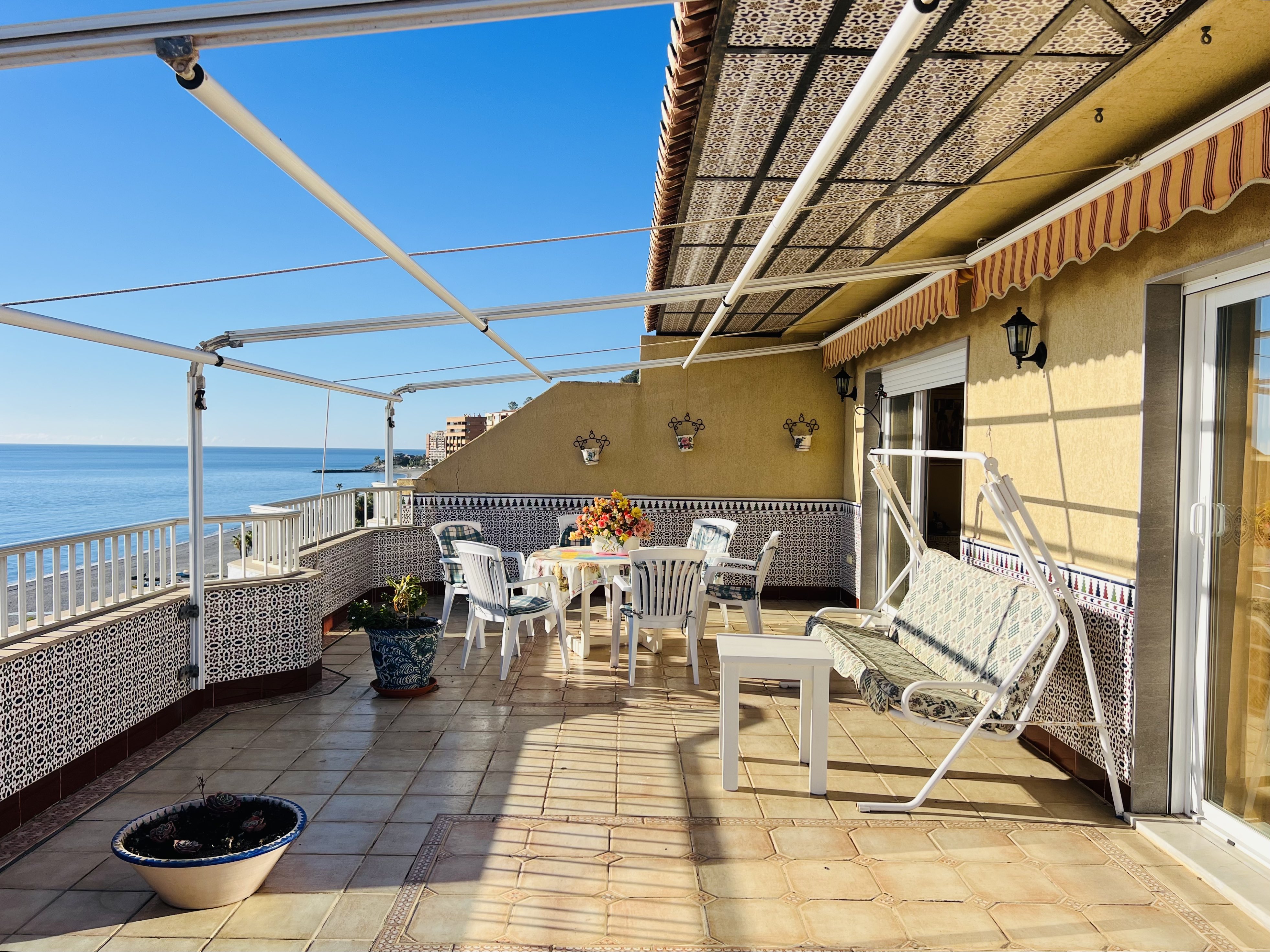 ATICO EN VENTA CON ESPECTACULAR TERRAZA CON VISTAS AL MAR. 