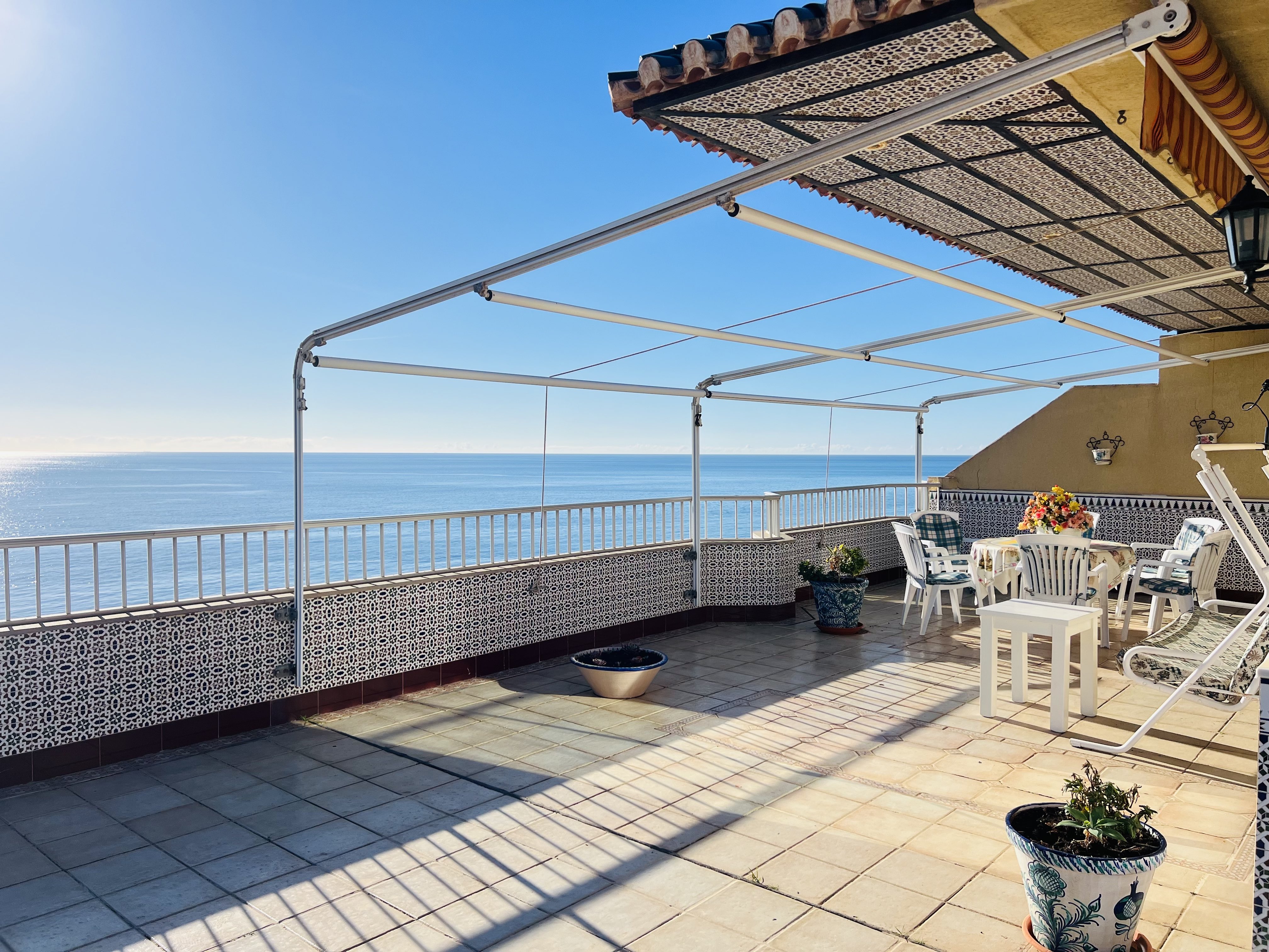 ATICO EN VENTA CON ESPECTACULAR TERRAZA CON VISTAS AL MAR. 