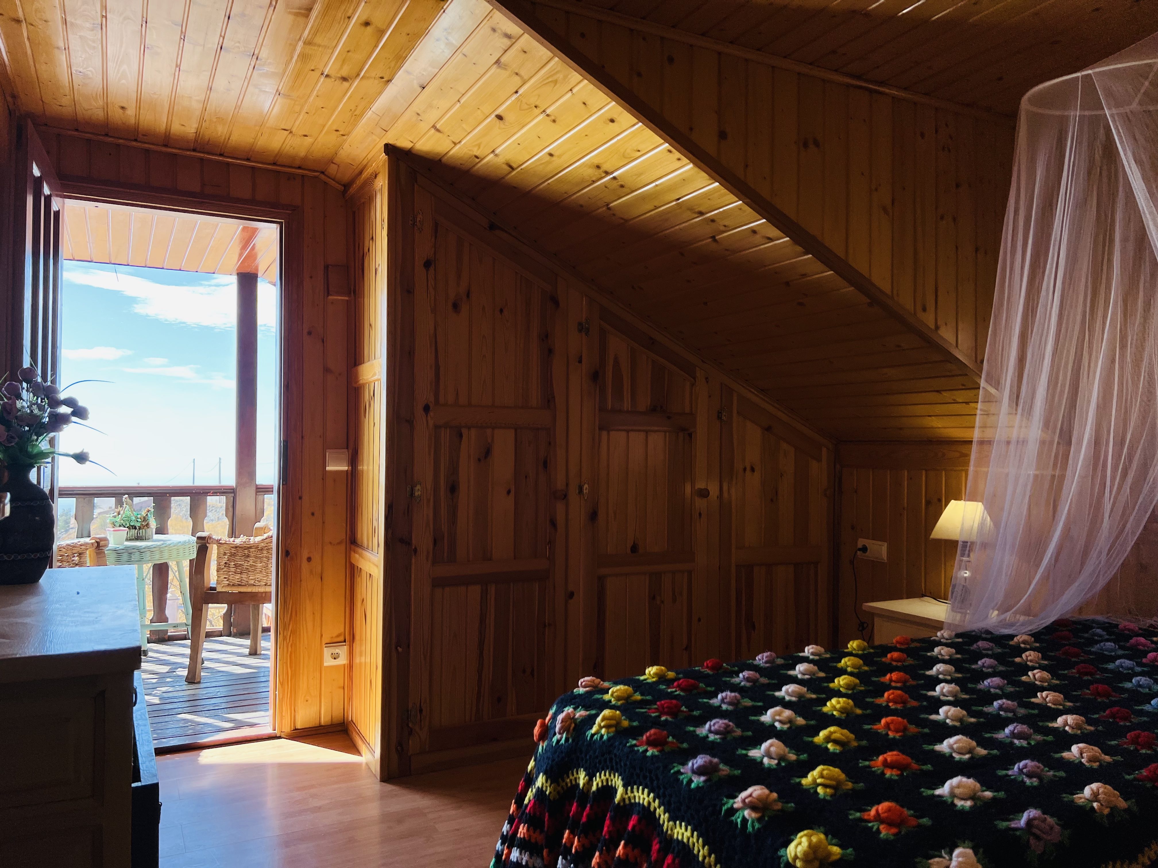 CASA DE MADERA CON PARCELA DE TIERRA EN LOMA DEL GATO