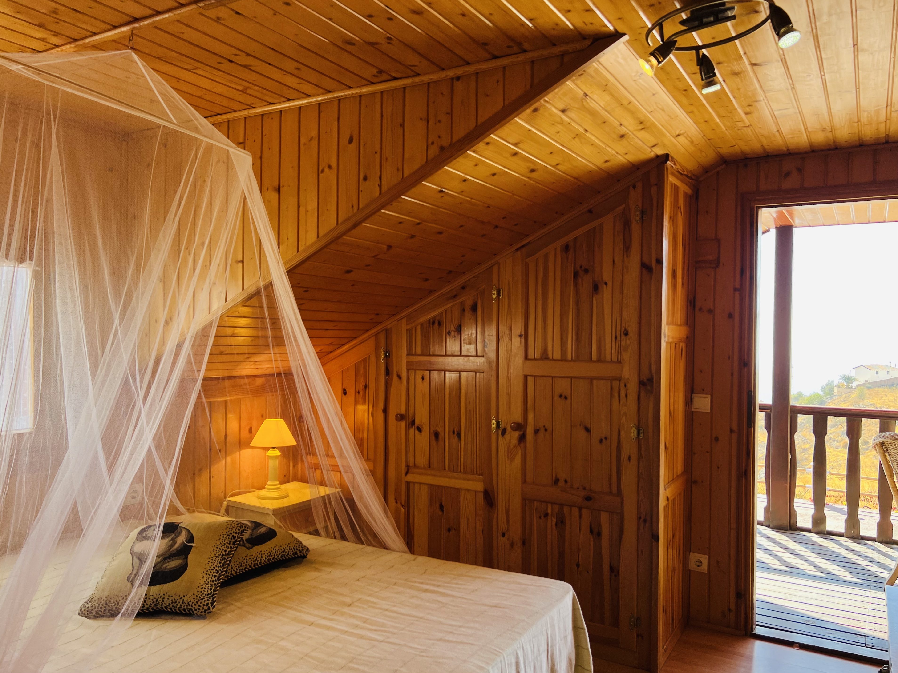 CASA DE MADERA CON PARCELA DE TIERRA EN LOMA DEL GATO