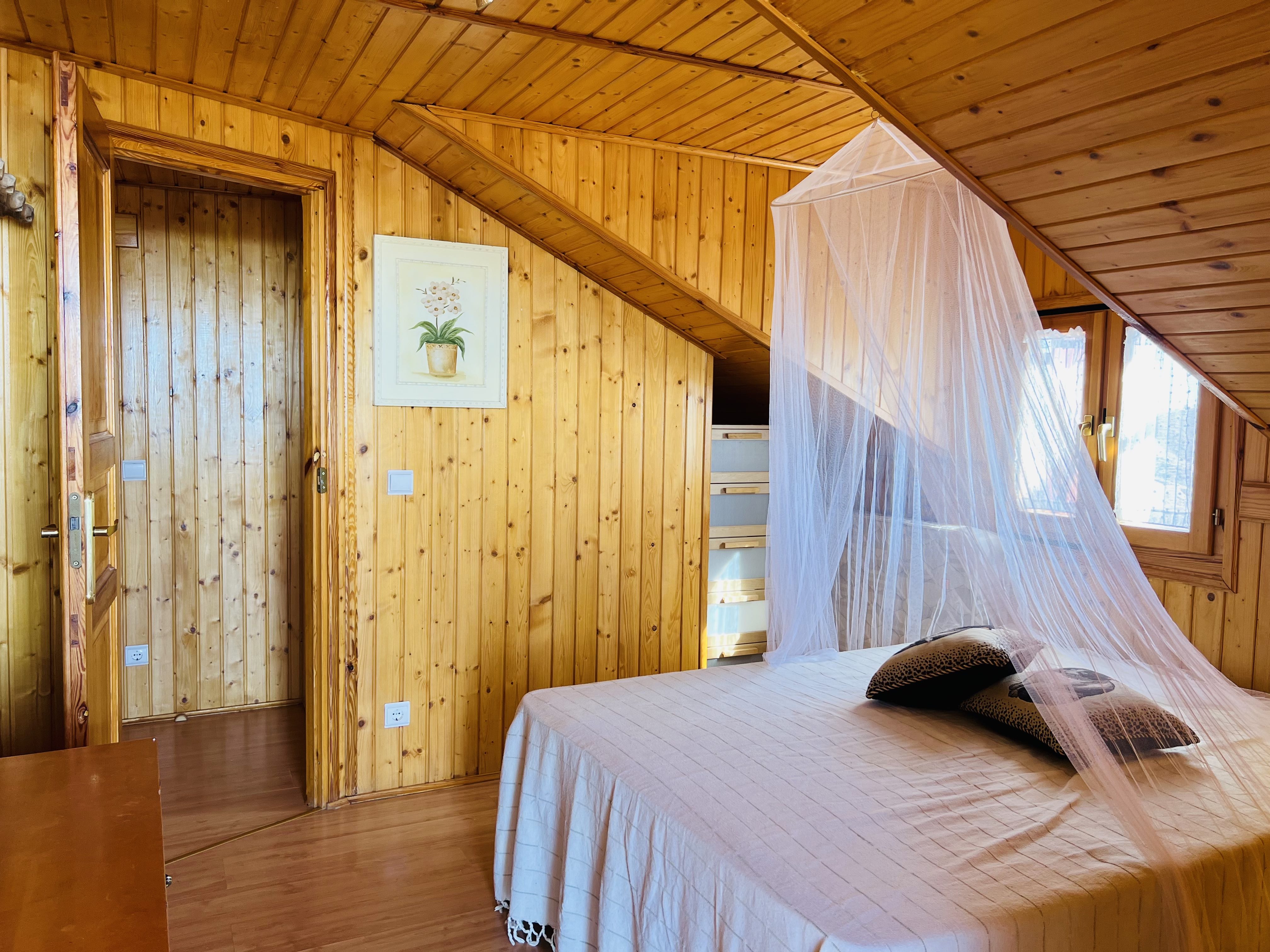 CASA DE MADERA CON PARCELA DE TIERRA EN LOMA DEL GATO