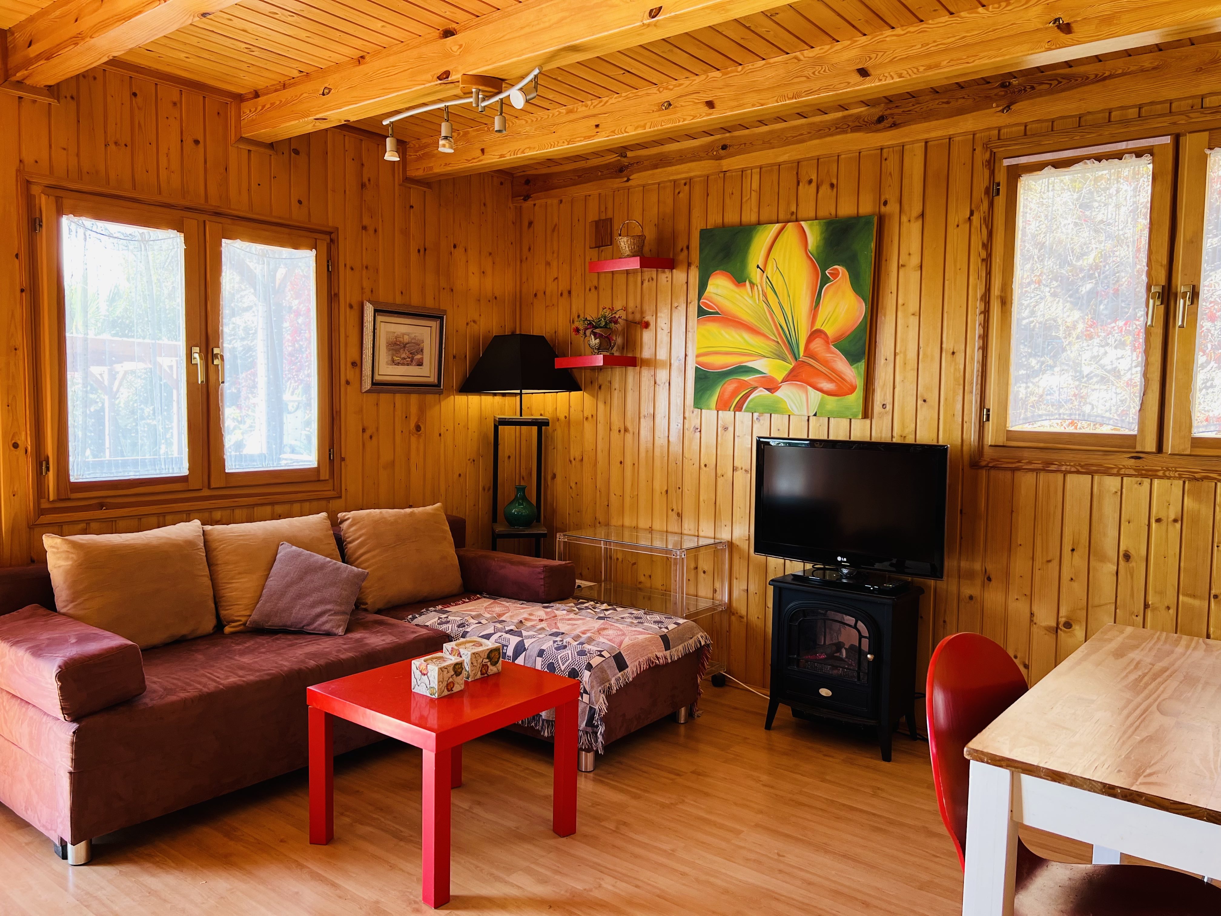 CASA DE MADERA CON PARCELA DE TIERRA EN LOMA DEL GATO