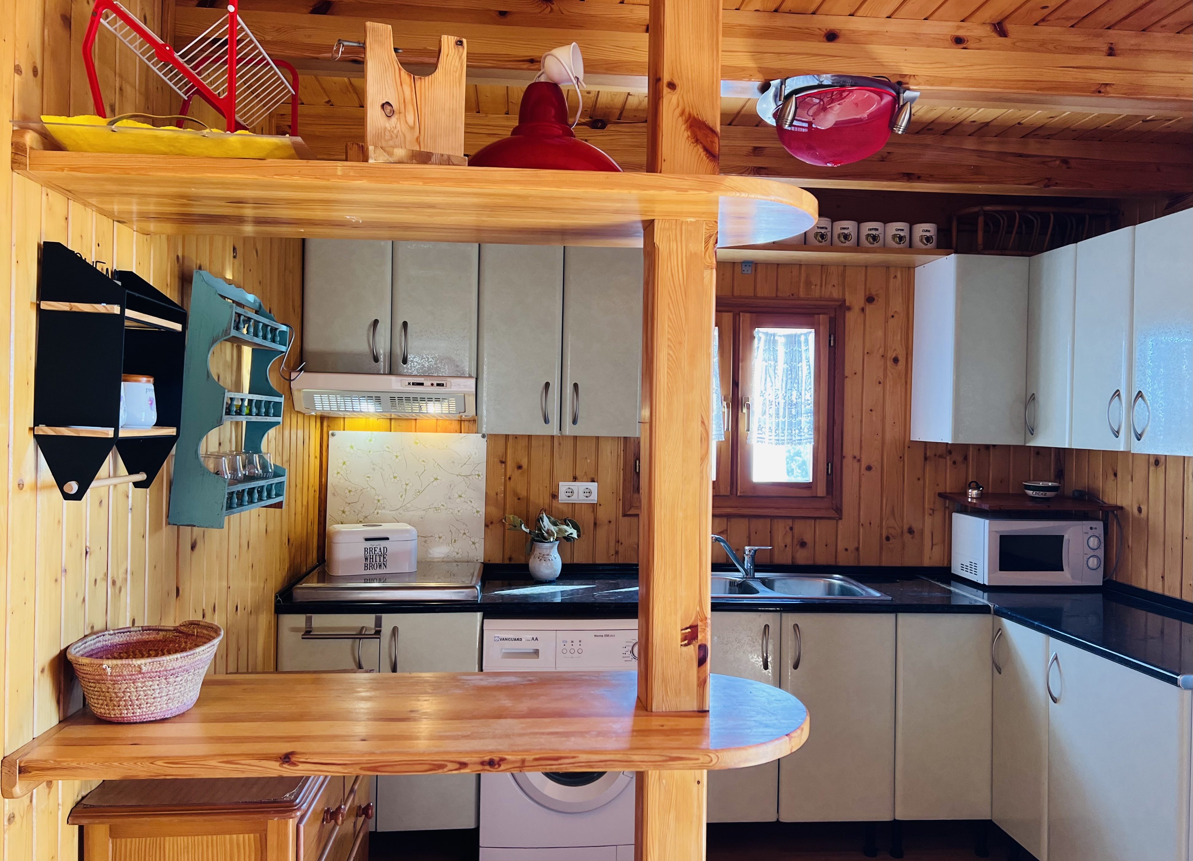 CASA DE MADERA CON PARCELA DE TIERRA EN LOMA DEL GATO