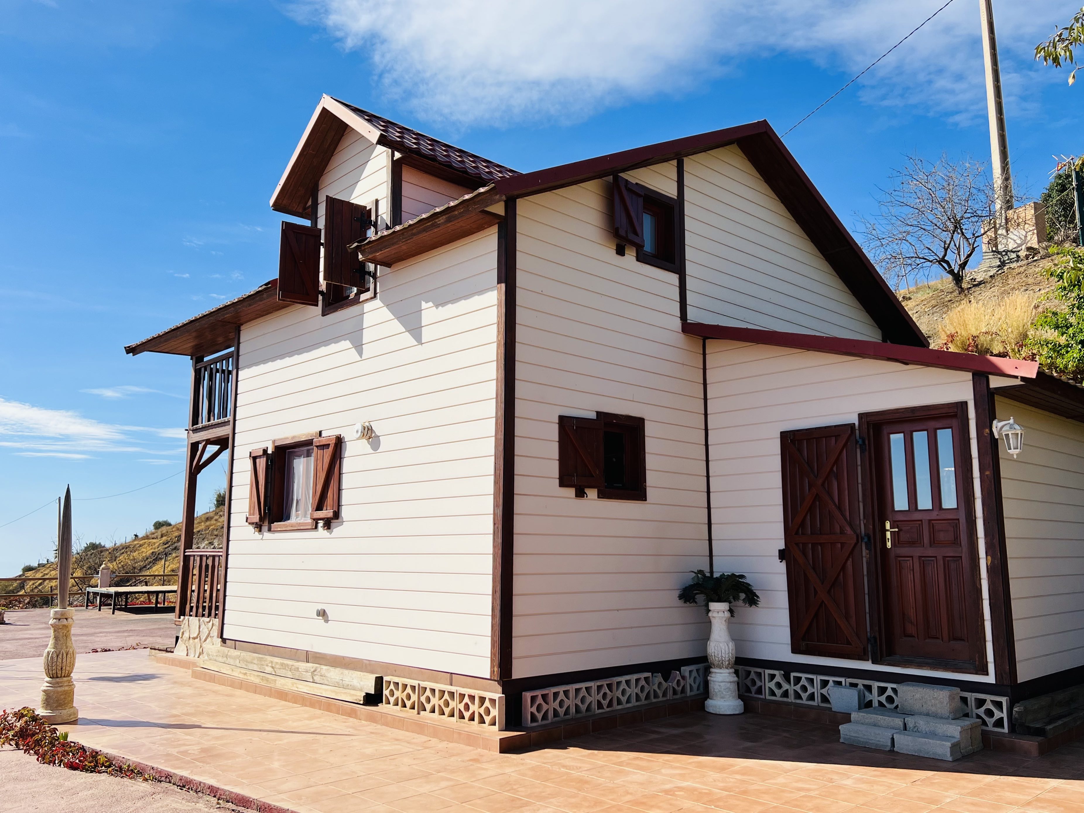 CASA DE MADERA CON PARCELA DE TIERRA EN LOMA DEL GATO