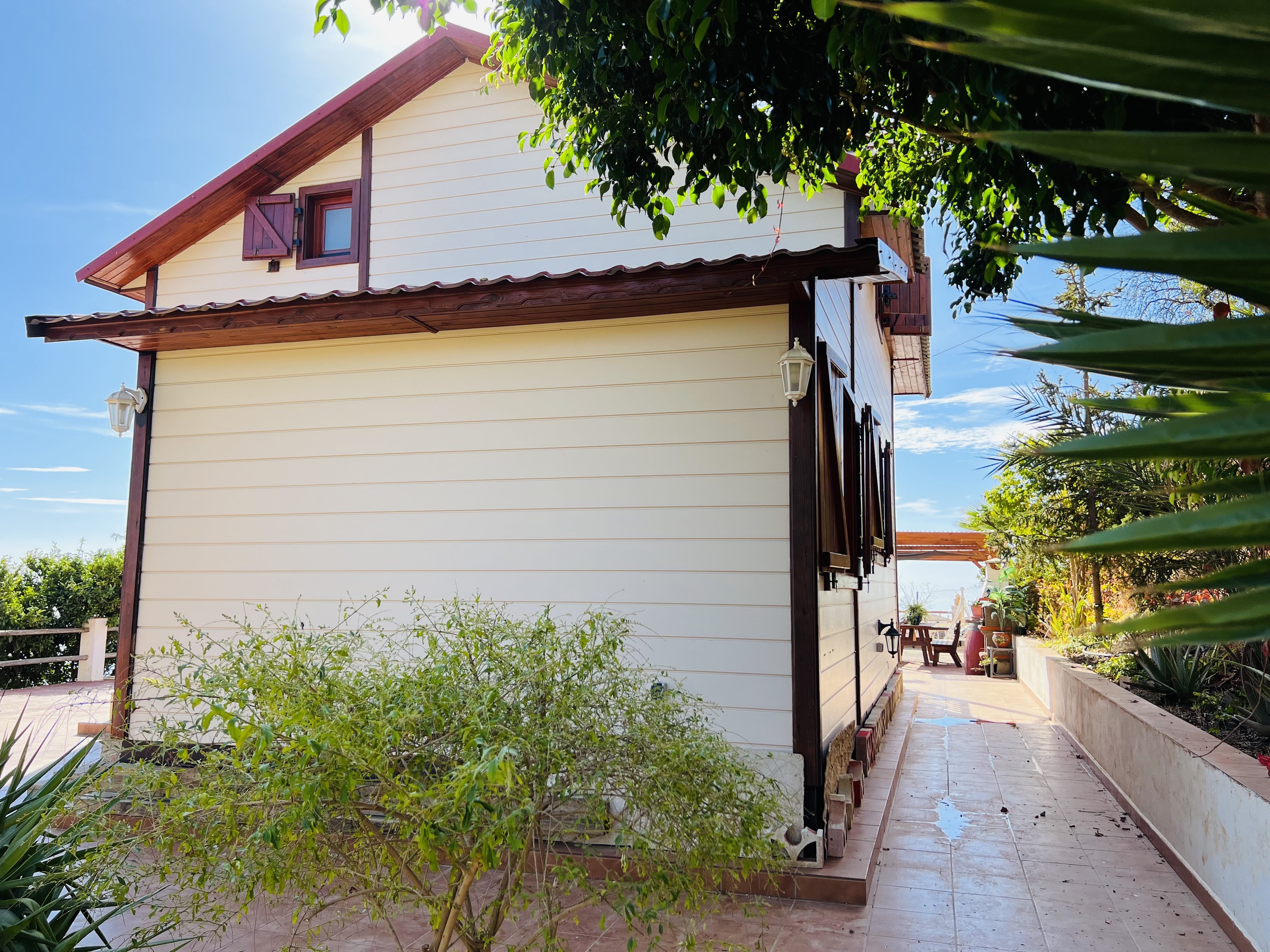 CASA DE MADERA CON PARCELA DE TIERRA EN LOMA DEL GATO