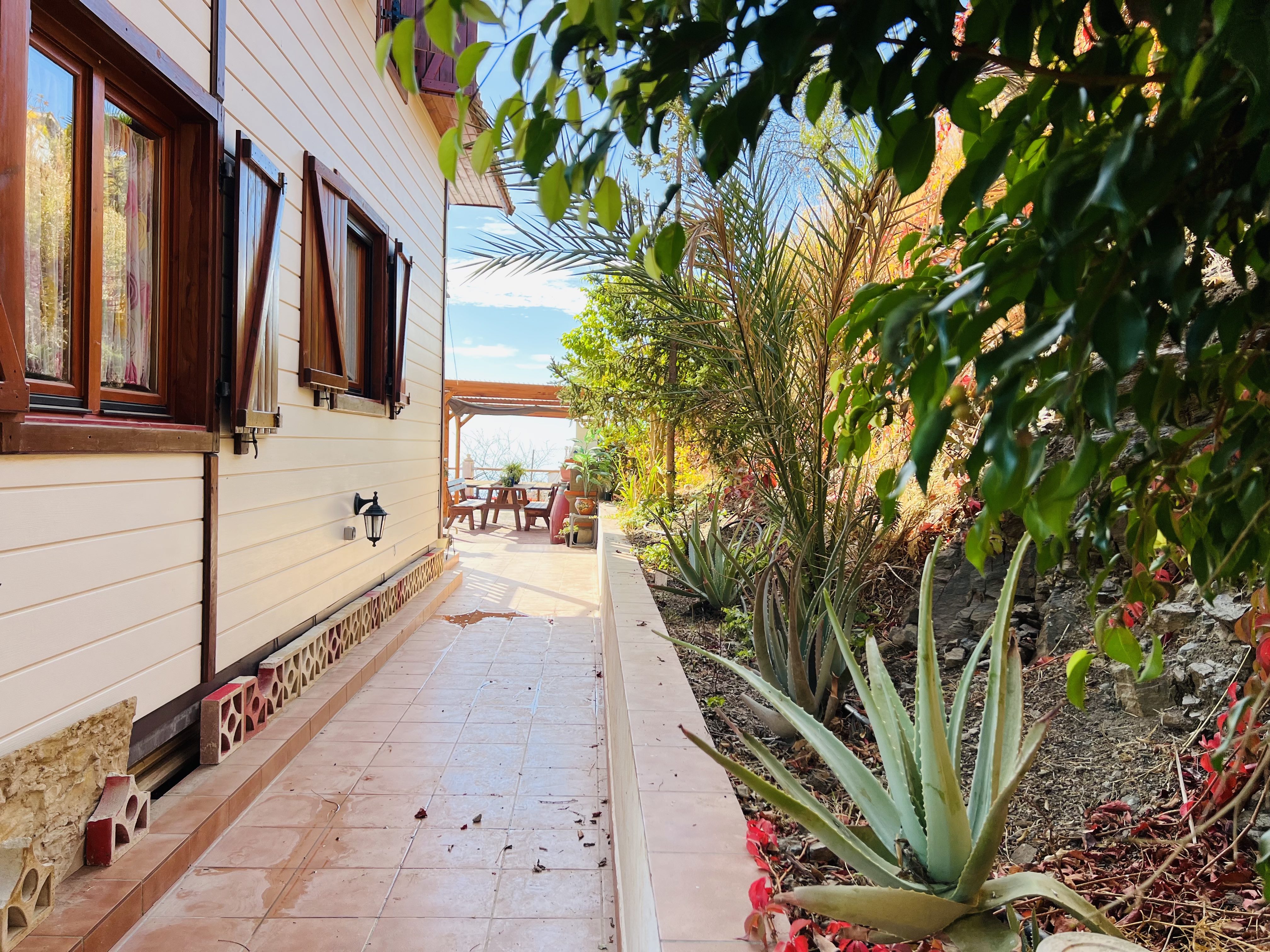 CASA DE MADERA CON PARCELA DE TIERRA EN LOMA DEL GATO