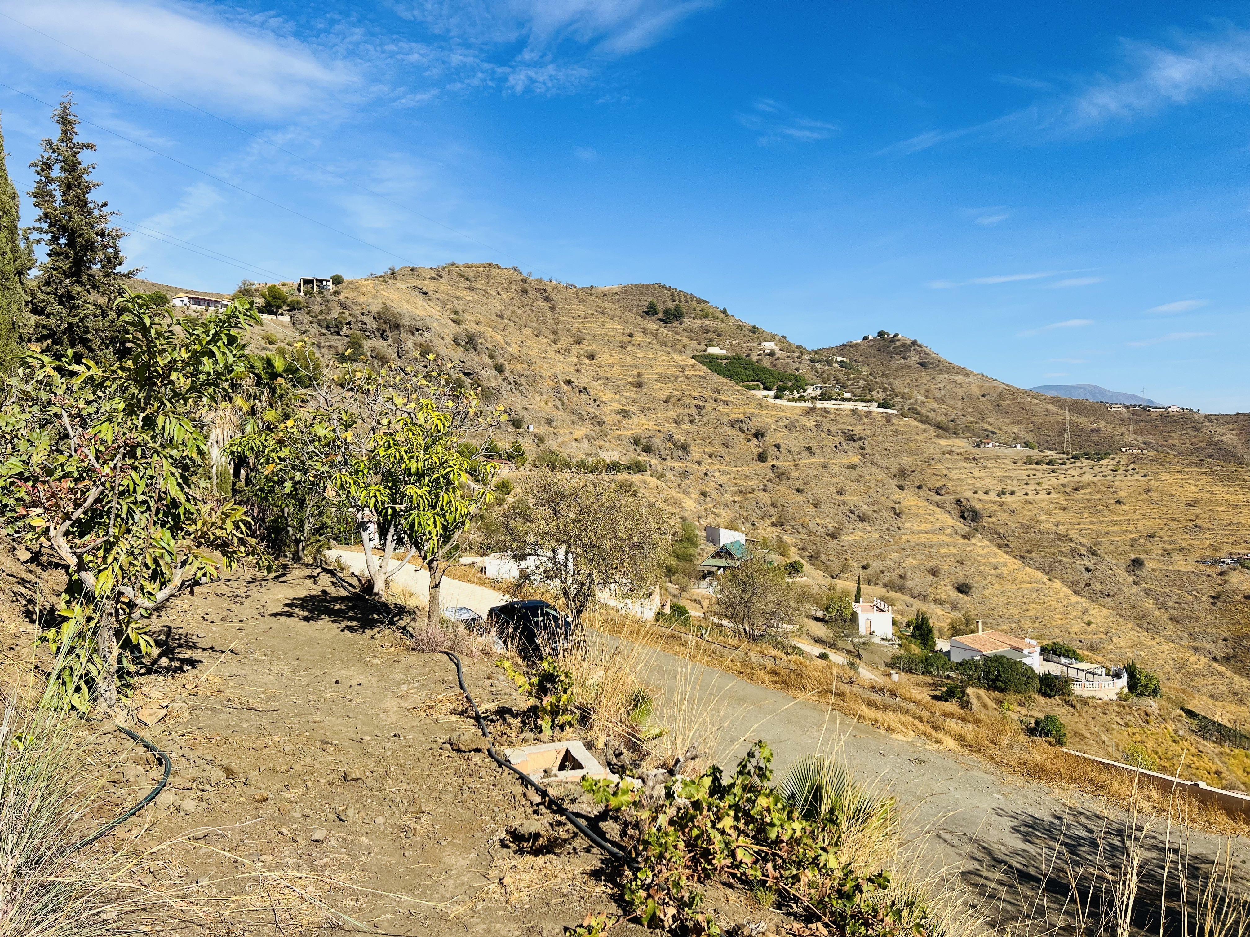 CASA DE MADERA CON PARCELA DE TIERRA EN LOMA DEL GATO