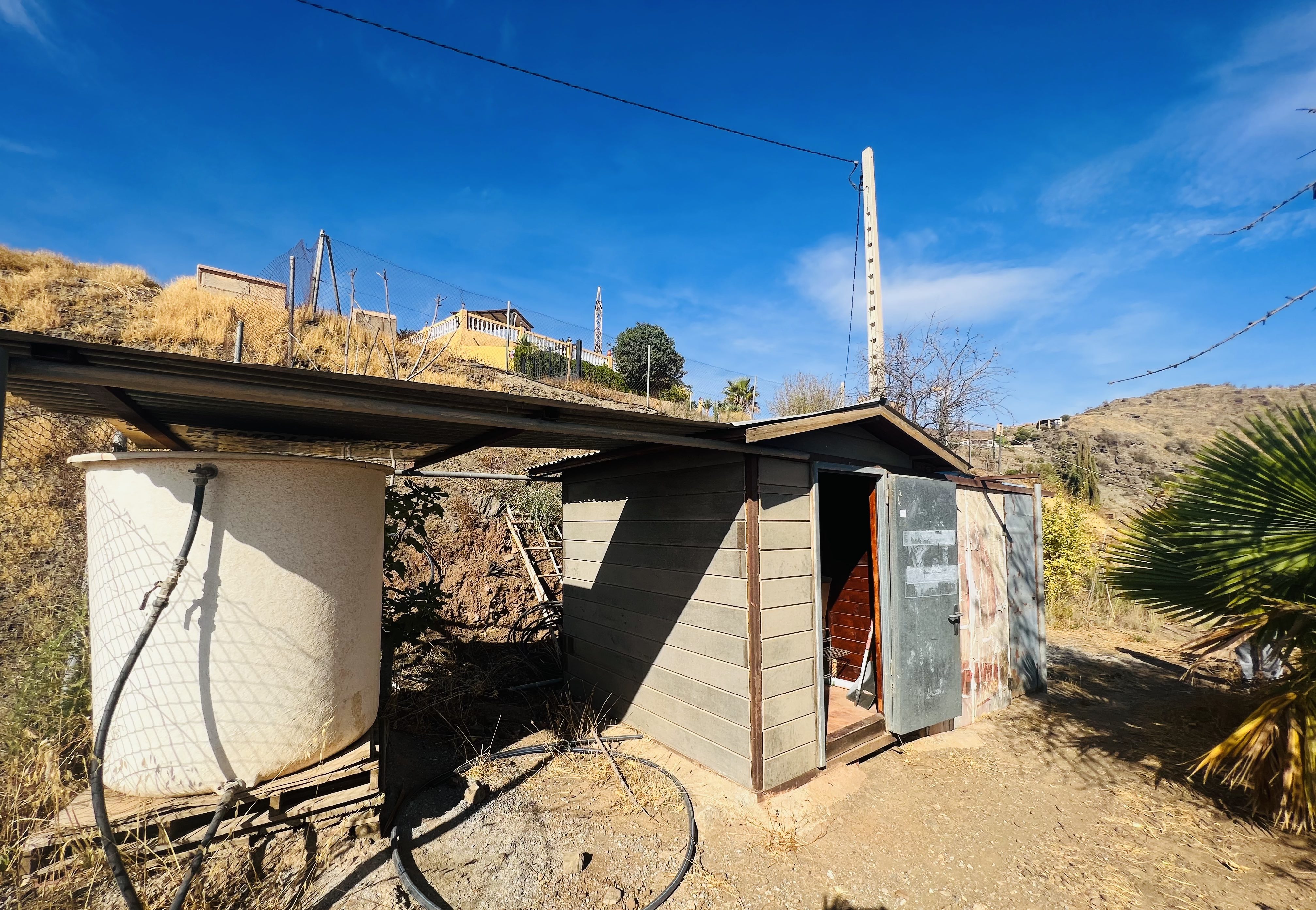 CASA DE MADERA CON PARCELA DE TIERRA EN LOMA DEL GATO